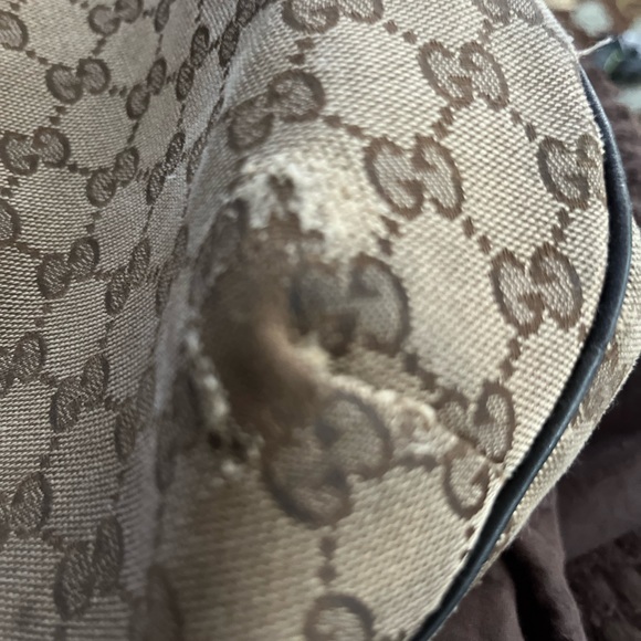 Gucci hobo bag is worn in all four corners otherwise purse is in good condition. - Picture 10 of 13